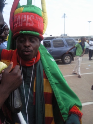Bernard Tapi, au stade de l'amitié de Cotonou, embrassant l'international Sydoine Oussou- Image beninfootball