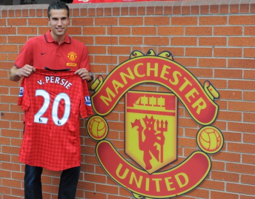 Robin van Persie signe quatre ans à Manchester United