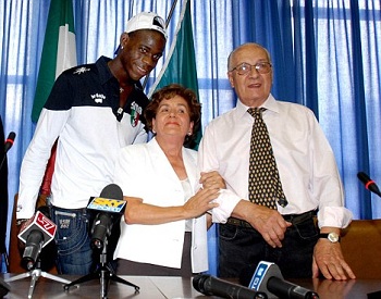 Mario Balotelli avec ses parents adoptifs le jour où il a obtenu la nationalité italienne 